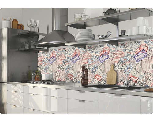 Cuisine avec crédence à motif de timbre, évier et plaque de cuisson.