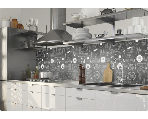 Scène de cuisine avec évier, cuisinière, hotte aspirante, étagères et crédence avec dessin à la craie