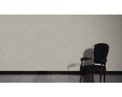 Papier peint textile clair dans le salon avec parquet en bois foncé et chaise