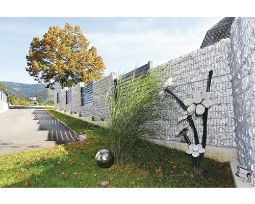 Mur de gabions avec écran d''intimité et éléments décoratifs dans le jardin