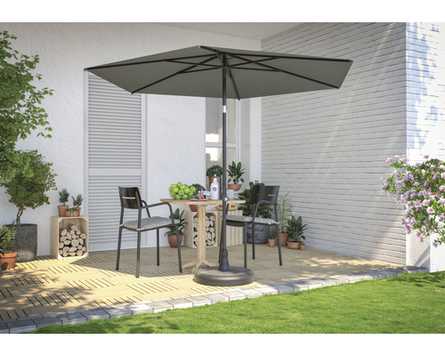 Terrasse avec parasol, table et chaises