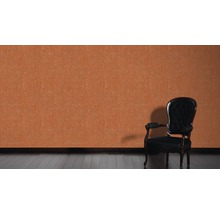 Vue d''une pièce avec du papier peint à motifs et une chaise antique