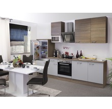 Cuisine claire avec table à manger, réfrigérateur, micro-ondes et hotte aspirante