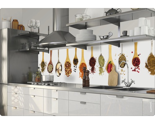 Crédence de cuisine avec motif d''épices dans une cuisine moderne