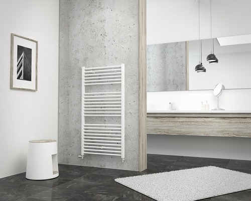 Salle de bain moderne avec radiateur blanc, lavabo et miroir