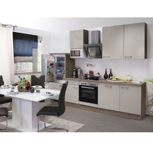 Cuisine moderne avec table à manger et réfrigérateur ouvert