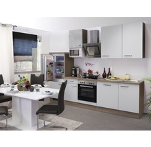 Komplette Küche mit Tisch, Stühlen, Kühlschrank und Geräten