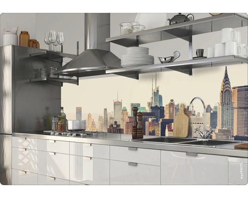 Scène de cuisine avec hotte aspirante, étagères et crédence avec motif de paysage urbain