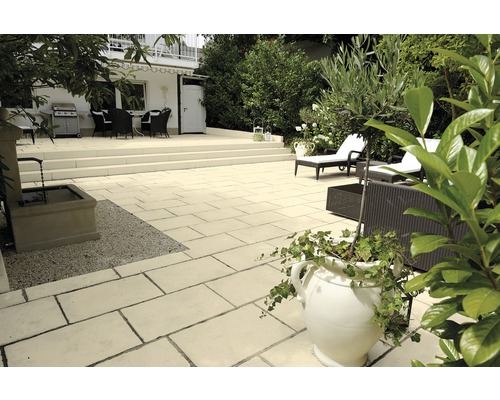 Extérieur avec plaques de pierre, fontaine, mobilier de jardin et plantes