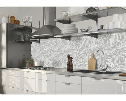 Crédence de cuisine avec motif de feuilles dans une cuisine moderne.