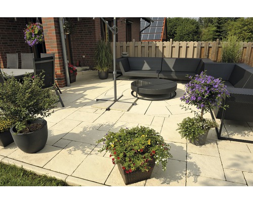 Terrasse avec mobilier de jardin, parasol et bacs à fleurs