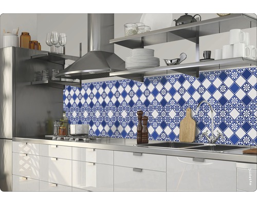 Cuisine avec crédence carrelée bleu et blanc