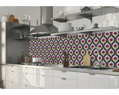 Scène de cuisine avec crédence à motifs floraux, évier et plaque de cuisson