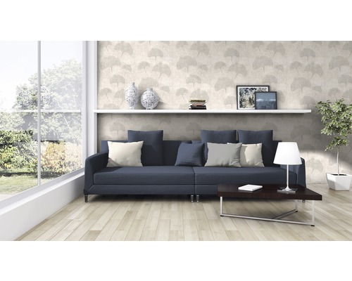 Salon avec canapé, table, étagère et papier peint