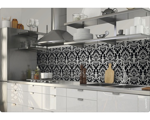 Cuisine moderne avec motif ornemental noir comme crédence de cuisine