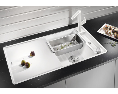 Évier de cuisine avec égouttoir, robinetterie, planche à découper et cuve d''accessoires