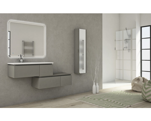 Helles Badezimmer mit Waschtisch, Spiegel, Handtuchwärmer und Dusche