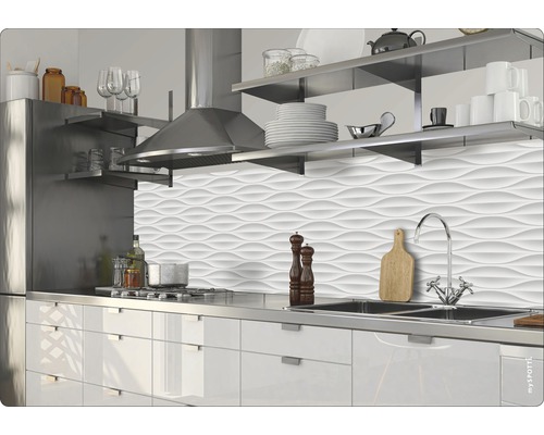 Cuisine moderne avec évier, cuisinière et mur structuré