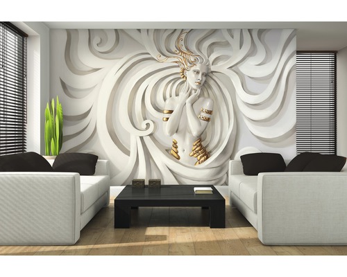 Salon avec un papier peint de sculpture blanche, des canapés et une table basse.