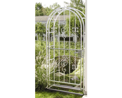 Metall Gartentor mit dekorativen Verzierungen vor Garten