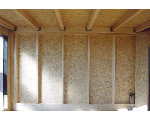 Innenansicht eines Rohbaus mit Holzkonstruktion und OSB Platten