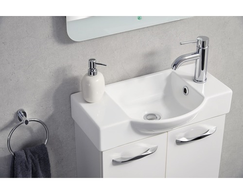 Kleines Badezimmer mit Waschbecken, Armatur, Seifenspender und Handtuchring