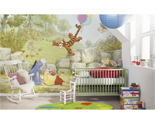 Chambre d''enfant avec papier peint Winnie l''ourson, lit d''enfant et fauteuil à bascule