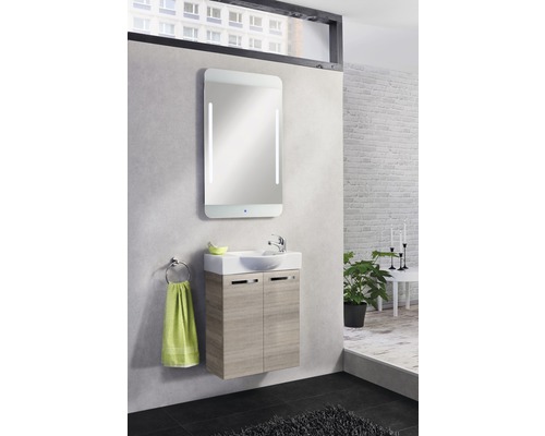 Badezimmer mit Waschbeckenunterschrank, Aufsatzwaschbecken, beleuchtetem Spiegel und Handtuchring