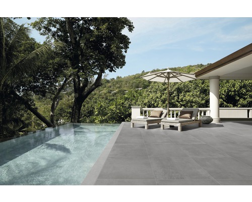Aussenbereich mit grauem Fliesenboden, Pool und Liegestühlen