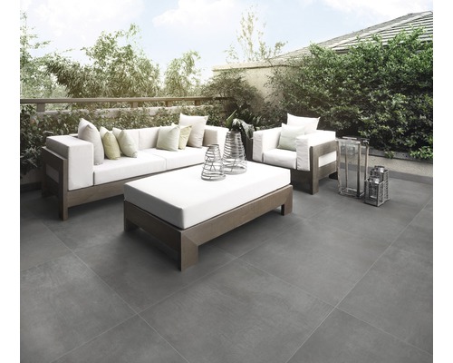 Terrasse mit grauen Fliesen, Sofa, Sessel und Couchtisch