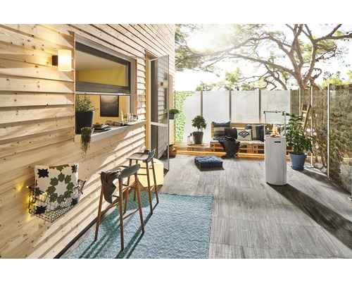 Espace extérieur avec bardage en bois, tabourets de bar, terrasse extérieure avec meubles en palettes de bois et chauffage de terrasse blanc