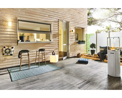 Terrasse avec revêtement en bois, tabourets de bar, tapis d''extérieur et chauffage de terrasse