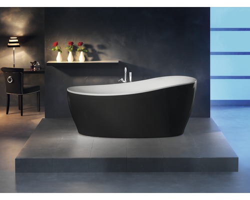 Baignoire îlot dans une salle de bains avec fauteuil et décoration