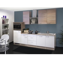 Cuisine avec éléments hauts, évier, cuisinière et four dans un espace lumineux et organisé.