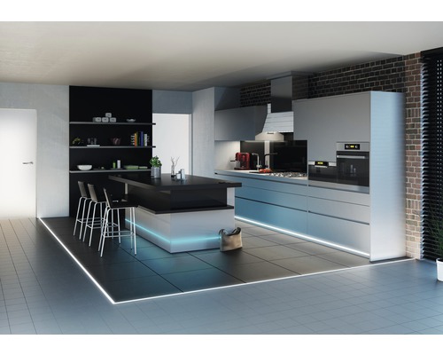 Moderne Küche mit Kochinsel, Barhockern, Regalen und Einbaugeräten.