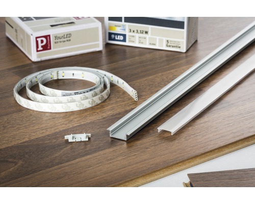 LED Streifen mit Zubehör auf Holzboden
