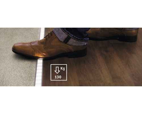 Bodenbelagsprofil zwischen Teppich und Holzboden mit Belastbarkeitssymbol 130 Kilogramm