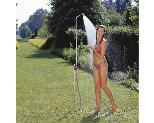 Douche de jardin avec une femme dans le jardin
