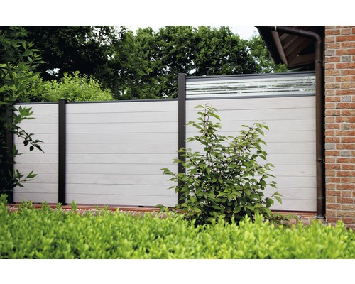 Clôture de jardin en bois et en verre pour délimiter la propriété