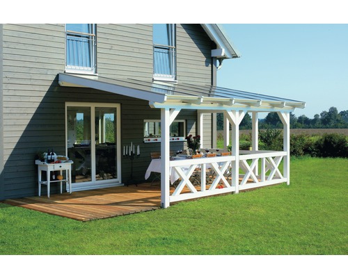 Terrasse avec terrasse en bois, auvent et table à côté d''une maison