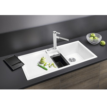 Küchenspüle mit Abtropffläche, Wasserhahn und Zubehör auf einer Küchentheke