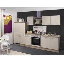 Helle Einbauküche mit Spüle, Herd, Backofen, Dunstabzugshaube und Hängeschränken in einem hellen, modernen Design