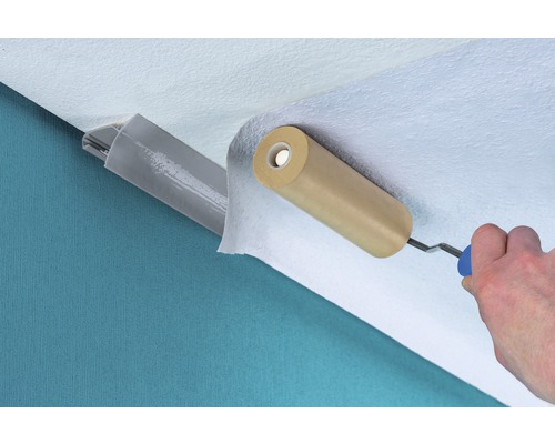Anbringen von Vliestapete mit einem Andrückroller