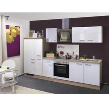 Cuisine équipée avec façades brillantes, plan de travail imitation bois et hotte aspirante