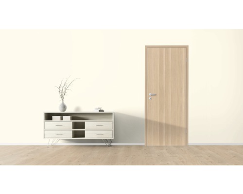 Helle Raumszene mit Kommode und Innentür