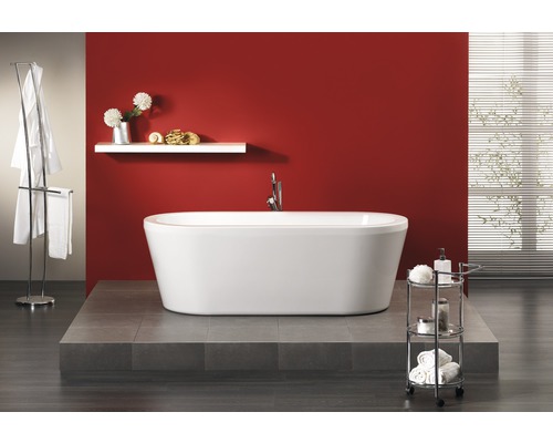 Baignoire îlot dans une salle de bain moderne avec porte-serviettes et étagère