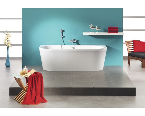 Salle de bains avec baignoire îlot, robinetterie, douchette et accessoires