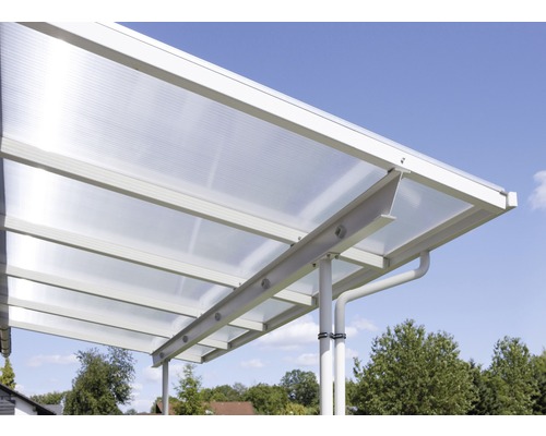 Vue détaillée d''une construction de carport avec un toit transparent et un cadre en métal.