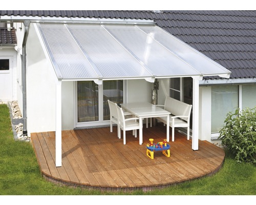 Terrasse avec auvent, plancher en bois et mobilier de jardin