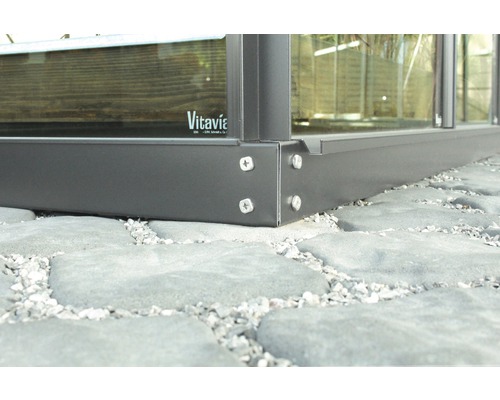 Vue détaillée d''un coin de serre avec vissage et logo Vitavia